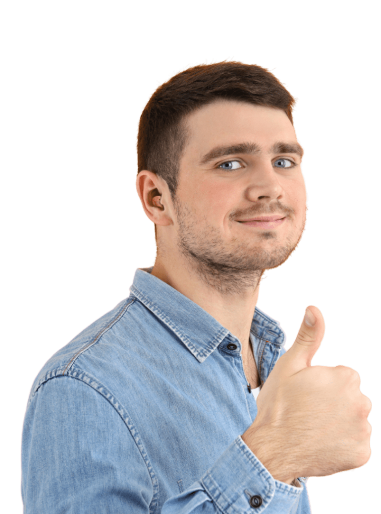 Rapaz com aparelho auditivo fazendo sinal com a mão 2
